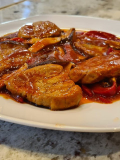 Una foto de Solomillo de cerdo con pimientos y setas shiitake