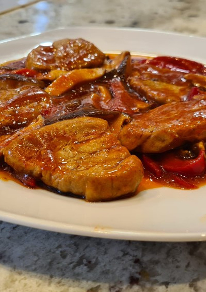 Una foto de Solomillo de cerdo con pimientos y setas shiitake