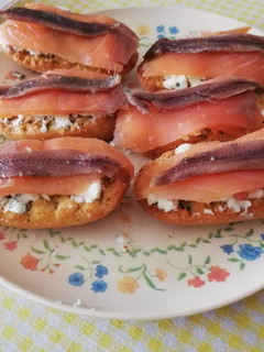 Una foto de Montadito de Salmón ahumado con queso azul y anchoa