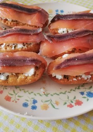 Una foto de Montadito de Salmón ahumado con queso azul y anchoa