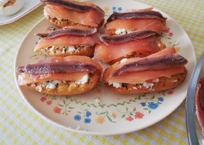 Montadito de Salmón ahumado con queso azul y anchoa Receta de Recetas con  Gusto y Sabor- Cookpad