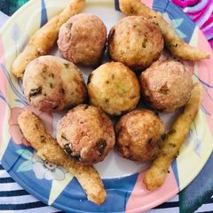 A picture of Sooji potato bolls and stick.