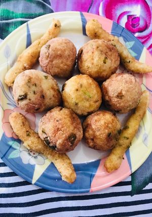 A picture of Sooji potato bolls and stick.