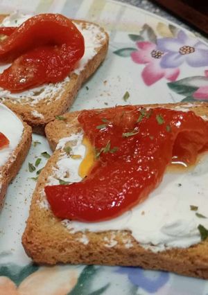Una foto de Tostas de Queso Azul con Tiras de Asadillo