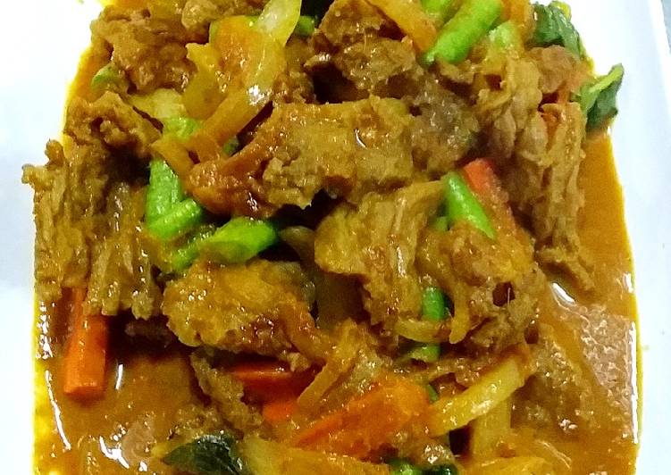 ผัดเครื่องแกงเนื้อ