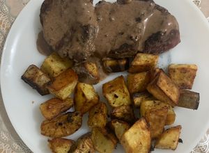 Una foto de Lomo al mix de pimienta con papas y batatas al horno