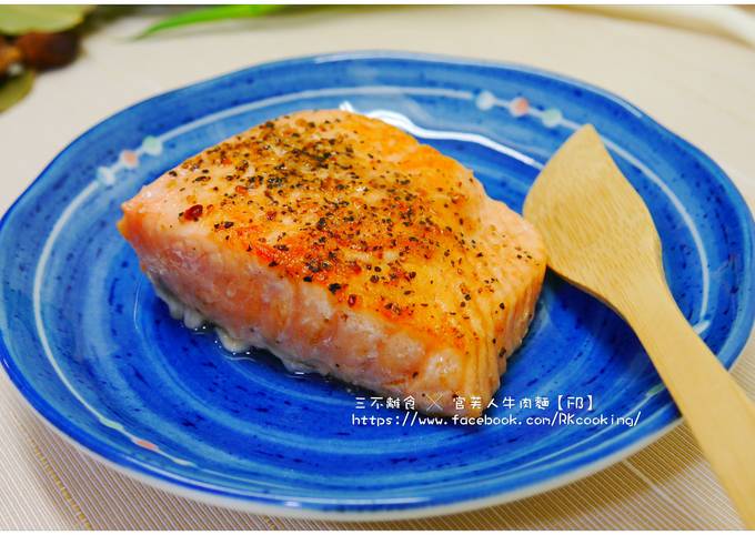 【嫩煎鮭魚】簡易平底鍋料理 食譜成品照片