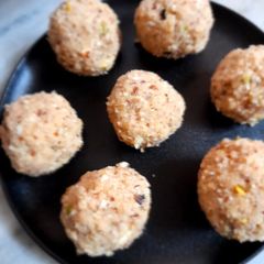 A picture of Oats makhana ladoo.