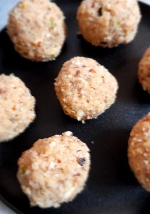 A picture of Oats makhana ladoo.