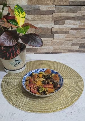 Una foto de Wok de verduras coloridas