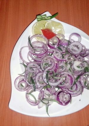 A picture of Fresh rosemary & onion salad 🥗🧅.