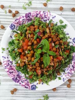 चणा सॅलड (chana salad recipe in marathi) रेसिपी चे मुख्य फोटो