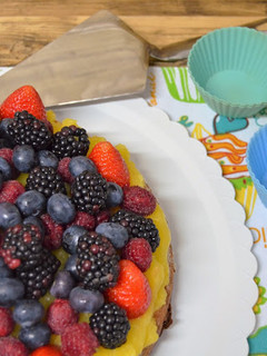 Una foto de Tarta de crema de naranja y frutos rojos