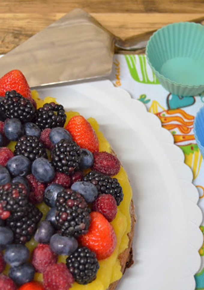 Una foto de Tarta de crema de naranja y frutos rojos