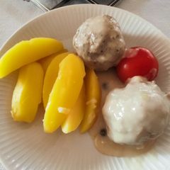 A picture of Königsberger Klöpse (Meatball in bechamel sauce).