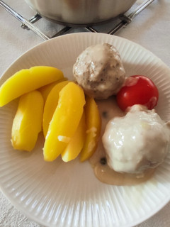 A picture of Königsberger Klöpse (Meatball in bechamel sauce).