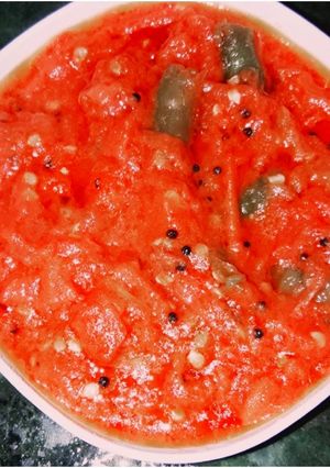 A picture of Tamatar matar ki chutney.