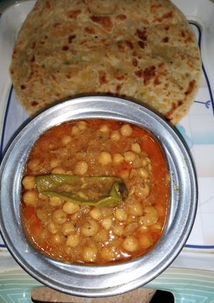 A picture of Chickpeas Gravy with Paratha.