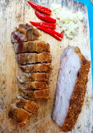 รูปของ แขนงหมูกรอบ
