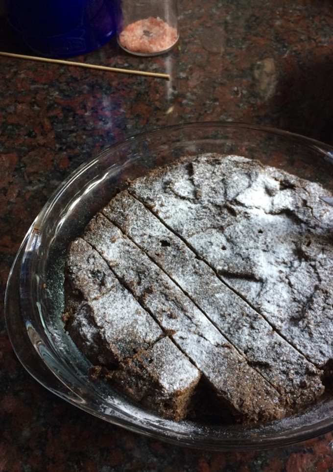 Una foto de Torta con ciruelas pasas sin harina de trigo