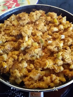 Una foto de Migas extremeñas con chorizo frito, patatas fritas y panceta frita