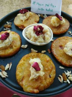 मावा मालपुआ विथ रबड़ी(Mawa Malpua With rabdi recipe in Hindi) रेसिपी मुख्य फोटो