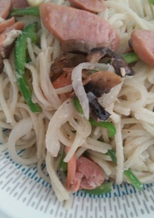 Una foto de Espagueti con verduras y salchicha