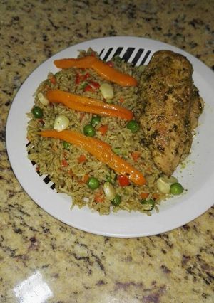 Una foto de Arroz con pollo peruano a mi manera