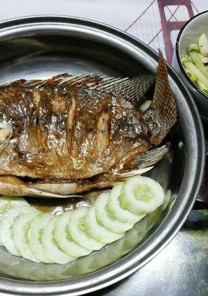 รูปของ ปลานิลทอดราดน้ำปลาด้วยหม้ออบลมร้อนกับยำแอ๊ปเปิ้ลเขียว