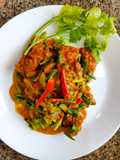 ผัดผงกะหรี่หมูกรอบ