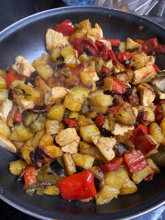 Una foto de Pollo con pimientos y patatas