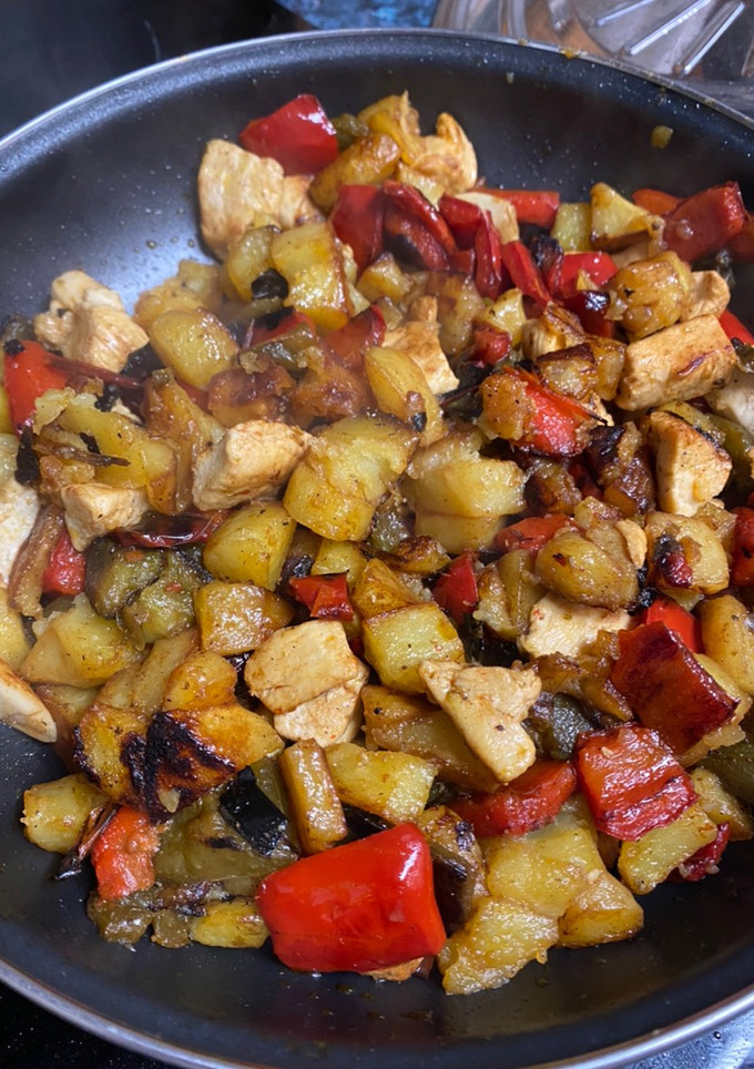 Una foto de Pollo con pimientos y patatas