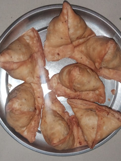 समोसे (samose recipe in Hindi) रेसिपी मुख्य फोटो