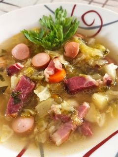 Zöldséges kelkáposzta leves füstölt tarjával és virslivel recept fotója