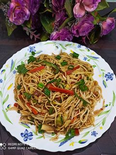 चिली गार्लिक नूडल्स (Chilli garlic noodles in Hindi) रेसिपी मुख्य फोटो