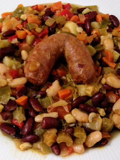 Una foto de Judías blancas y rojas con verduras y chorizo ibérico