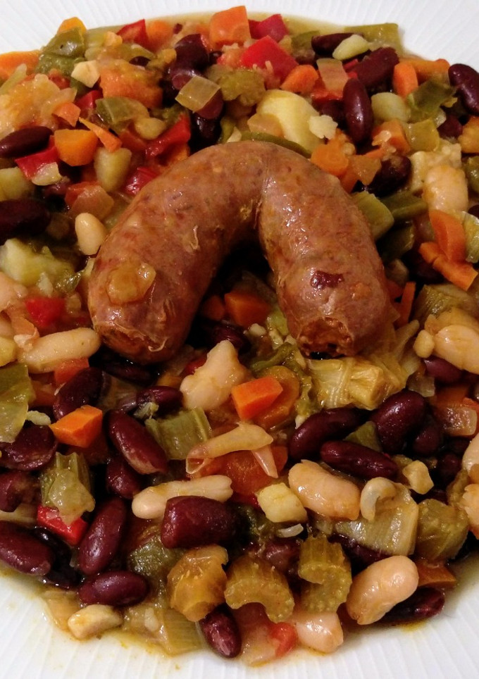 Una foto de Judías blancas y rojas con verduras y chorizo ibérico