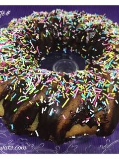 Una foto de Bundt cake de naranja, bañado de chocolate