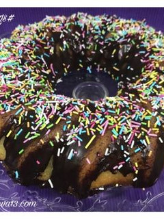 Una foto de Bundt cake de naranja, bañado de chocolate