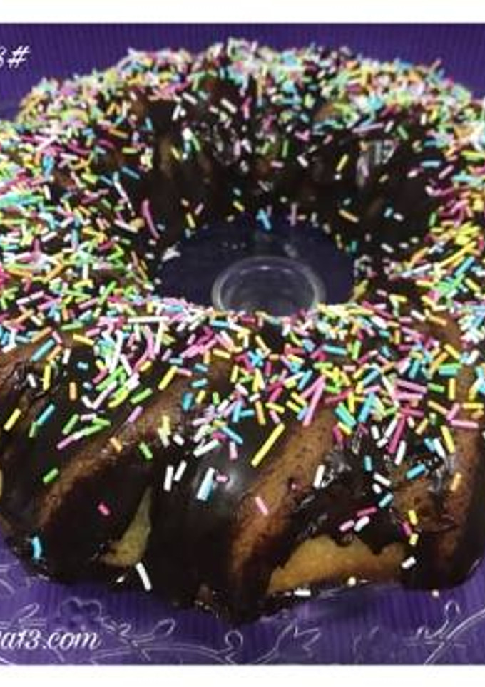 Una foto de Bundt cake de naranja, bañado de chocolate