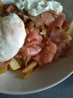 Una foto de Huevos rotos