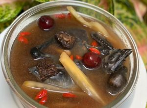 Hình của món Gà ác tiềm thuốc bắc.