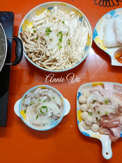 Hình của món Lẩu gà nấm các loại.