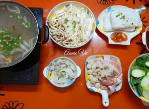 Hình của món Lẩu gà nấm các loại.