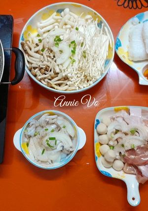 Hình của món Lẩu gà nấm các loại.