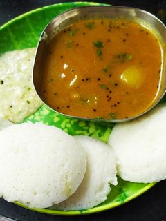 इडली सांबार चटणी (idli sambar chutney recipe in marathi) रेसिपी चे मुख्य फोटो 