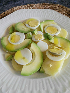 Una foto de Ensalada de patata, huevo y aguacate