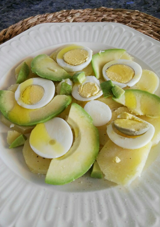 Una foto de Ensalada de patata, huevo y aguacate