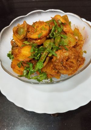 A picture of Aloo Katli in coriander dip.