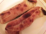 Una foto de hot dog horneado